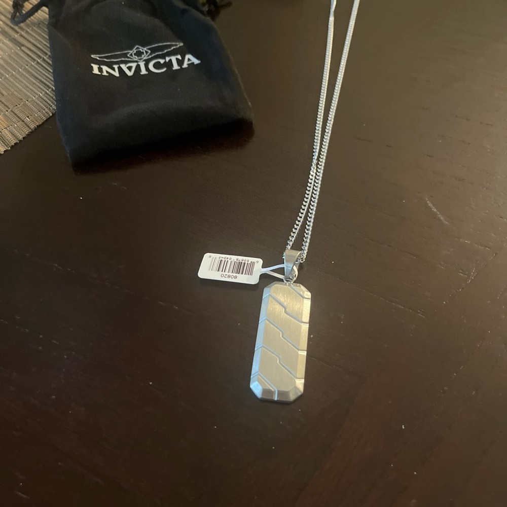 Invicta men’s Silver Pendant Necklace 24 inch chain. Stylish, sleek